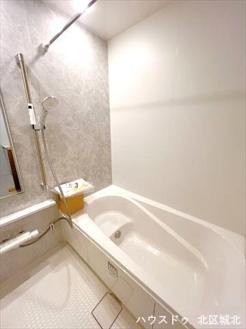 壁の色に変化をつけているので、明るさを保ちつつも落ち着いた印象の浴室です。広々としたバスタブは1日の疲れをリフレッシュ出来そうですね。