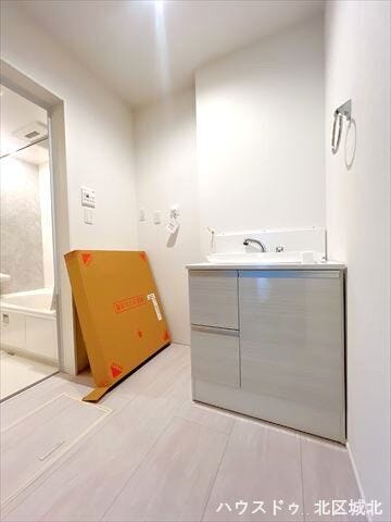 毎日お使いになる洗面所は、明るく清潔感のあるスペースです。洗面台には収納もしっかりついていますので、洗剤やシャンプーなどのストックもできます。