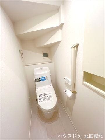 装飾の少ないシンプルなトイレだからこそ、使い勝手やアレンジがしやすいのも魅力です。