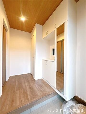 玄関には全身鏡があり、出かける前の身だしなみチェックもスムーズです。明るく開放的な空間で、気持ちよく一日をスタートできます♪