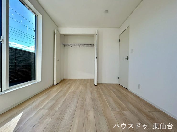 開け閉めしやすい両開き扉で、忙しい朝もスムーズに。