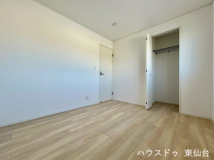 衣類も小物もすっきり収まる、使い勝手の良い収納付き。