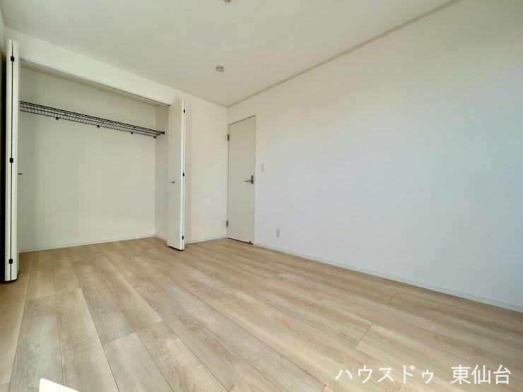 奥行きたっぷりのクローゼットで、季節物もラクラク整理