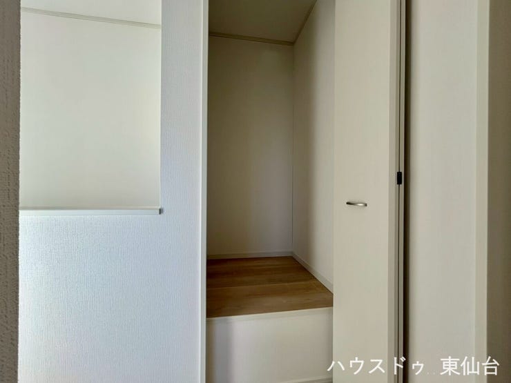 階段脇のデッドスペースを有効活用。日用品のストックにも便利な収納付き