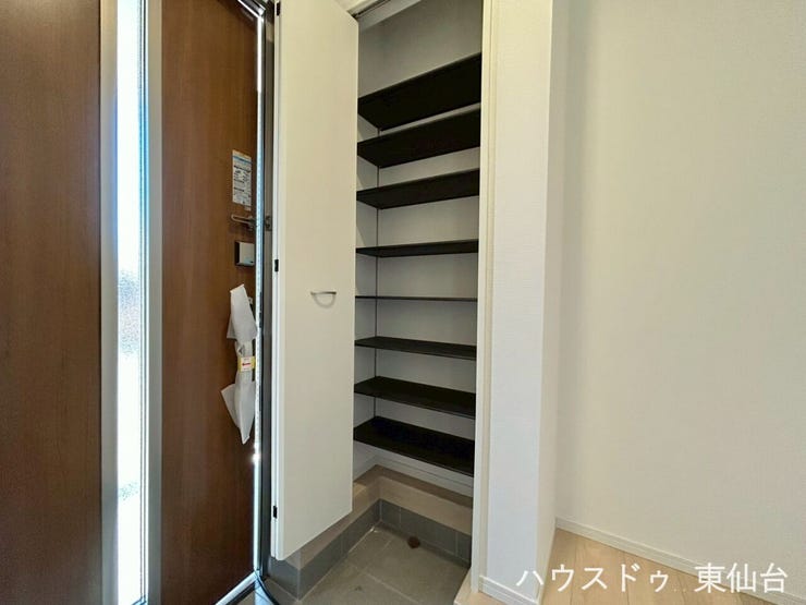 可動式の棚で高さのある靴も難なくしまえますね♪