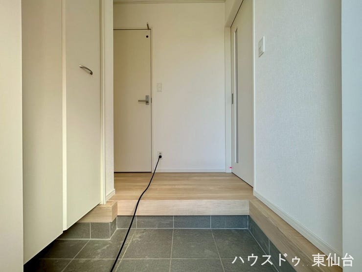 白ですっきりまとまった玄関です♪