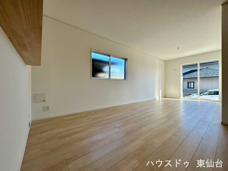 2面採光の明るいLDKになっております!