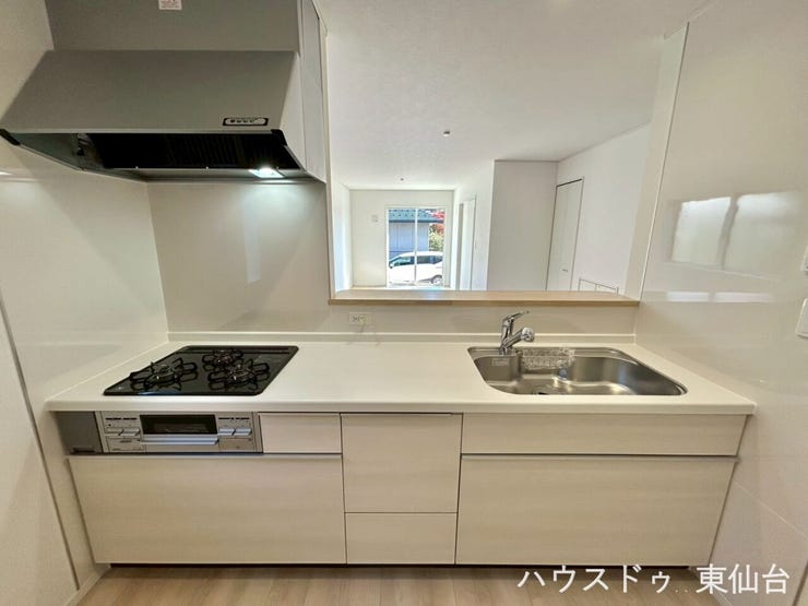 キッチンはカウンターキッチンでリビング全体が見渡せます♪