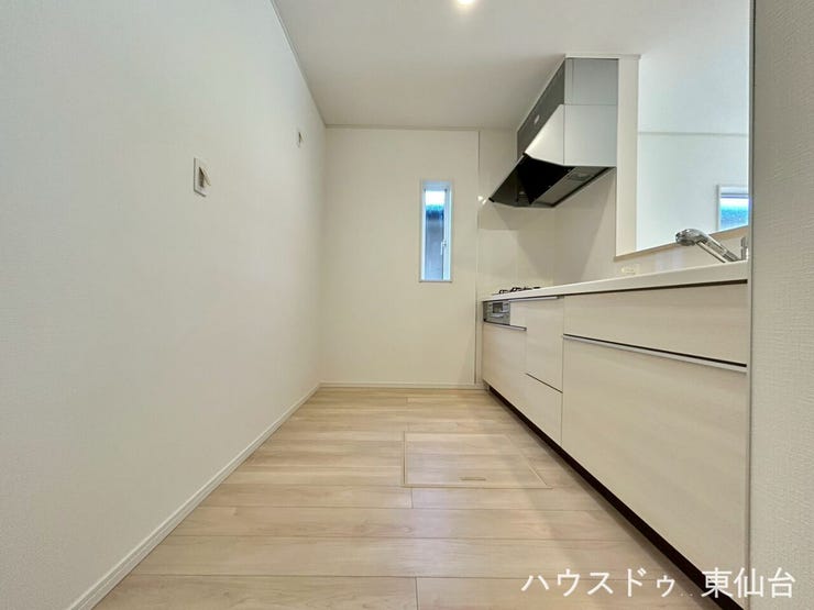 広いリビングには広いキッチン♪お好みのカップボードを置くスペースも十分にあります♪