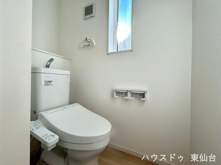 シンプルイズザベストトイレ♪もちろん温水洗浄便座付きです♪