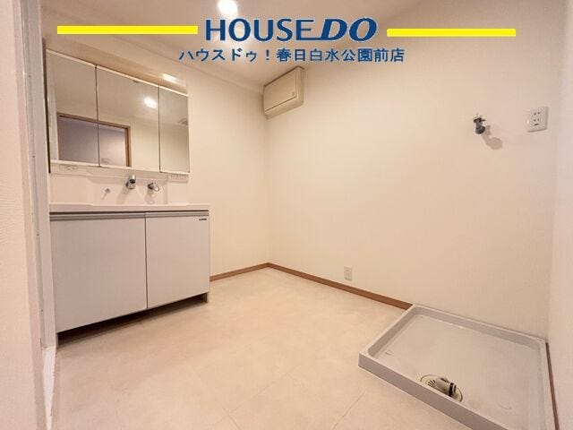 洗濯機を置いてもなお洗濯カゴを置くスペースがあります。