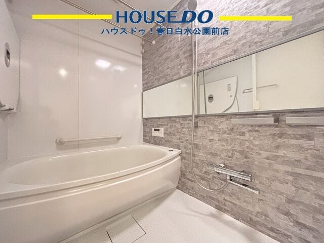 アクセントクロスがおしゃれなバスルーム