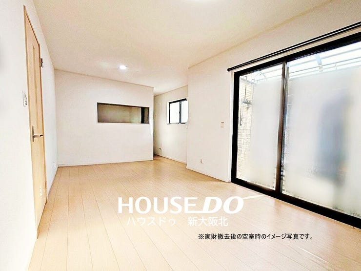 ■大きな掃き出し窓から光が差し込むリビング!ポカポカの室内で、安らぎのひと時を演出します!
■窓は人気の黒サッシに新調しており!お部屋の雰囲気にメリハリがつきますね♪