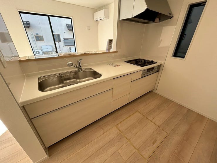 広々使えるシステムキッチン♪
都市ガス仕様です!