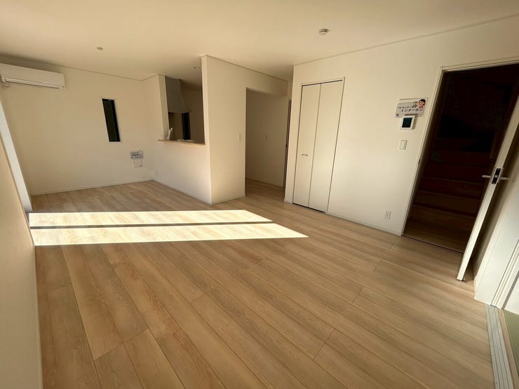 リビングにも収納があります♪
エアコンも付いています!