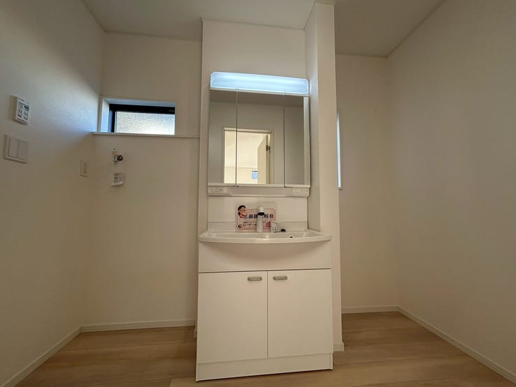 洗面台横にも収納などできるスペースがあります!
ラックを置いたりするととっても使いやすいと思います♪