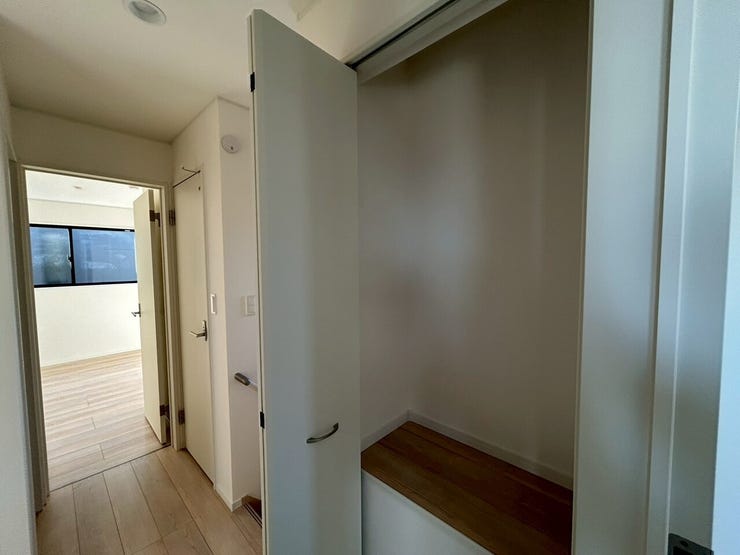 2階廊下の小さな収納です!
部屋の外にある収納はかなり便利!