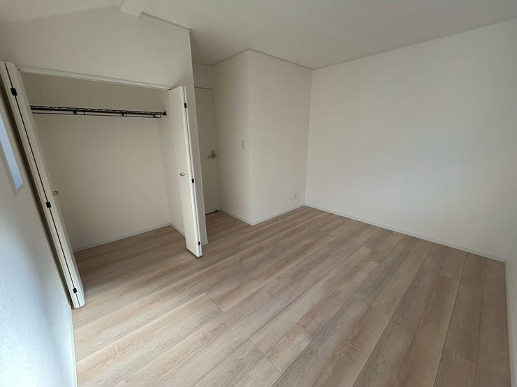 部屋のクローゼットがワイドタイプなので、服もたくさん入りますね♪