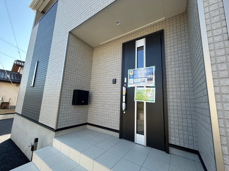 ワイドな屋根付きエントランス♪