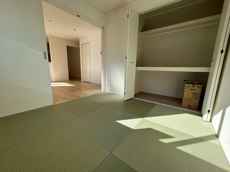 4.5畳のちょうどいい和室付。
お子さまのいるご家庭・来客の多いご家庭におススメポイント♪