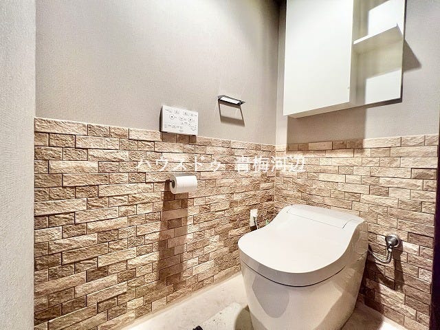 トイレ:お洒落なトイレです。収納スペースもあるので買い置きのトイレットペーパーや掃除道具もしまっておけます。