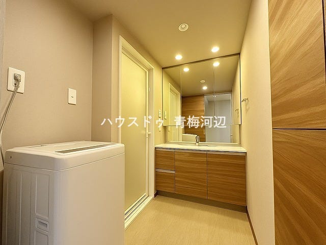 洗面所:明るく清潔感のあるスペースです!下段にたっぷりと収納スペースがついているので、洗面台周りをすっきり出来ます!
※一部CG家具消し加工処理をしています。