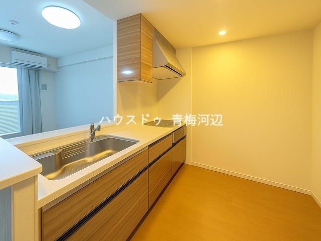 キッチン:対面式のキッチンは、リビングで遊ぶお子様と会話を楽しみながらお料理が出来ますね♪
※一部CG家具消し加工処理をしています。