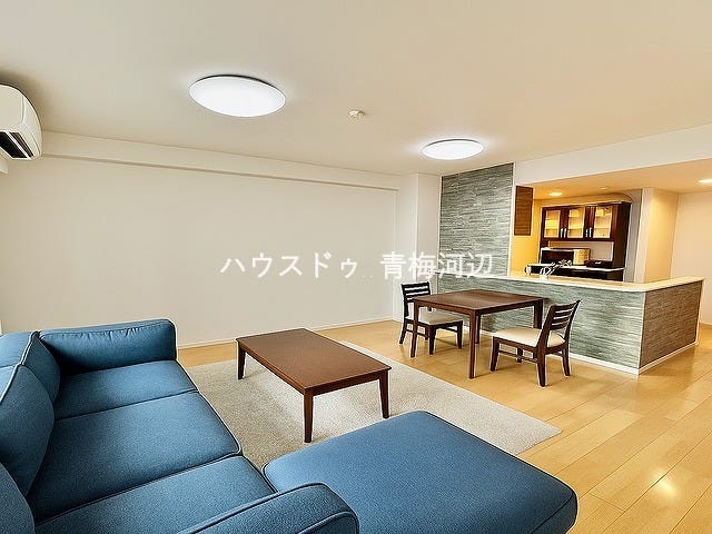 リビング:優しい色合いのフローリングはどんな家具とも相性が良いですね。家族のくつろぎの空間になりそうです。
※一部CG家具消し加工処理をしています。