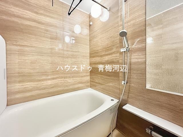 浴室:木目調で落ち着きのある雰囲気の浴室になります。シャンプーなどを置いておく棚もあります。
※一部CG家具消し加工処理をしています。