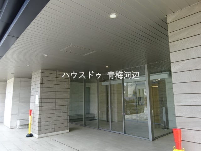 ガラス張りで明るさと開放感のあるエントランスになります。庇が付いているので傘を広げたりたたむ際に濡れる心配もありません。