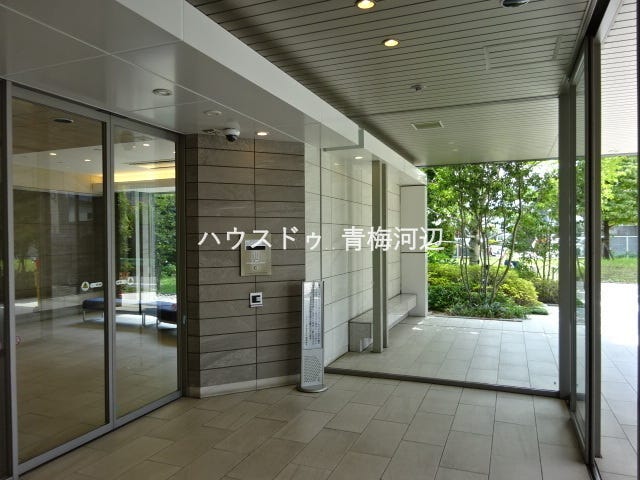 オートロック付のエントランスです。来客時にはお客さんの姿も確認ができるので安心です。