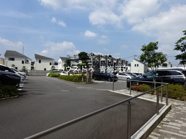 敷地内には可動式駐車場と平面駐車場がございます。空き状況はお気軽にお問い合わせください。