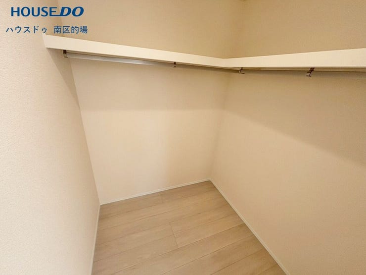 ウォークインクローゼットはお洋服はもちろんバッグや帽子を収納できる上部棚があり、たっぷりと収納できるのでシーズンごとに衣替えをする必要がありません。