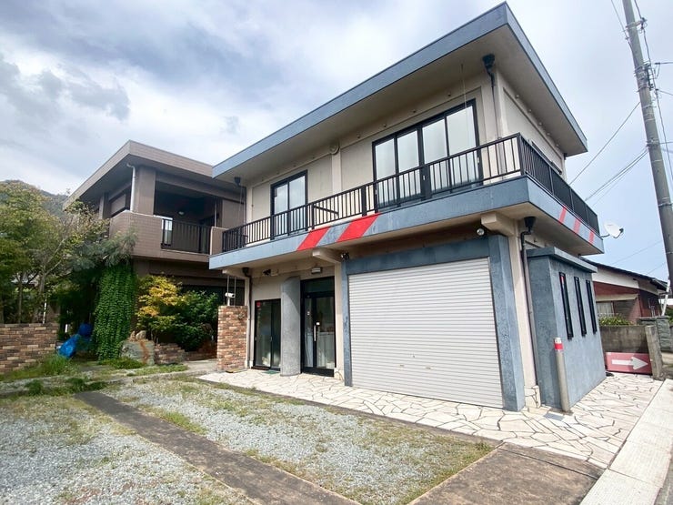 シックなツートンカラーに赤のアクセント!デザイン性の高い魅力的な建物です!