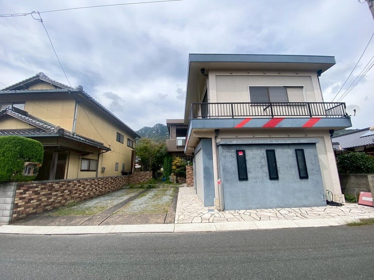 個性的なデザインが目を引くモダンな外観!ガレージ付きで愛車も守れます!