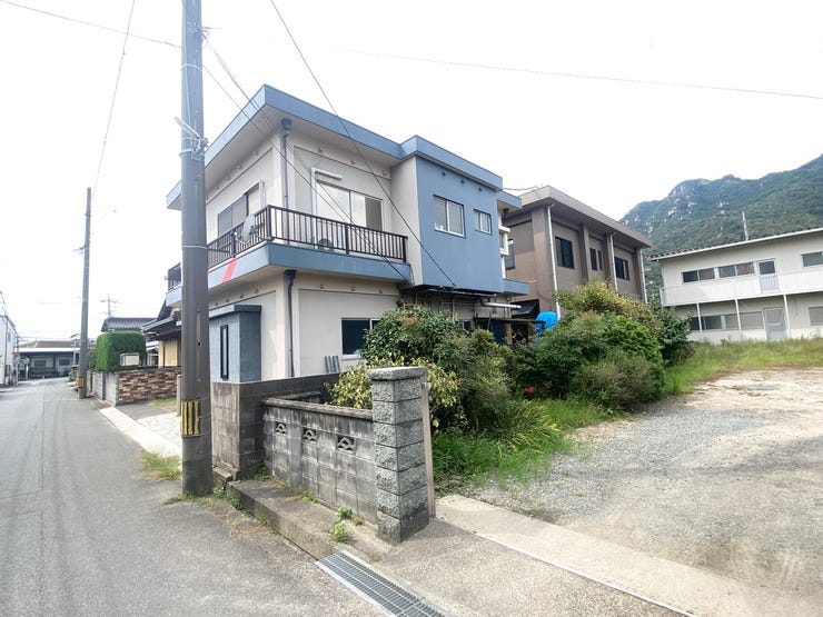 青と白の爽やかな外壁が空に映える!スタイリッシュなデザインが魅力です!