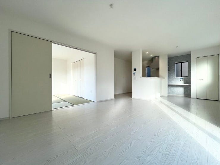 【リビング】
◎雁ノ巣駅徒歩約4分♪
◎並列4台駐車可
◎SICやWIC(3帖)有♪