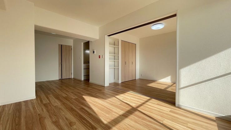 明るい陽差しが降り注ぐリビングは、ゆとりあふれる空間が心地よいです