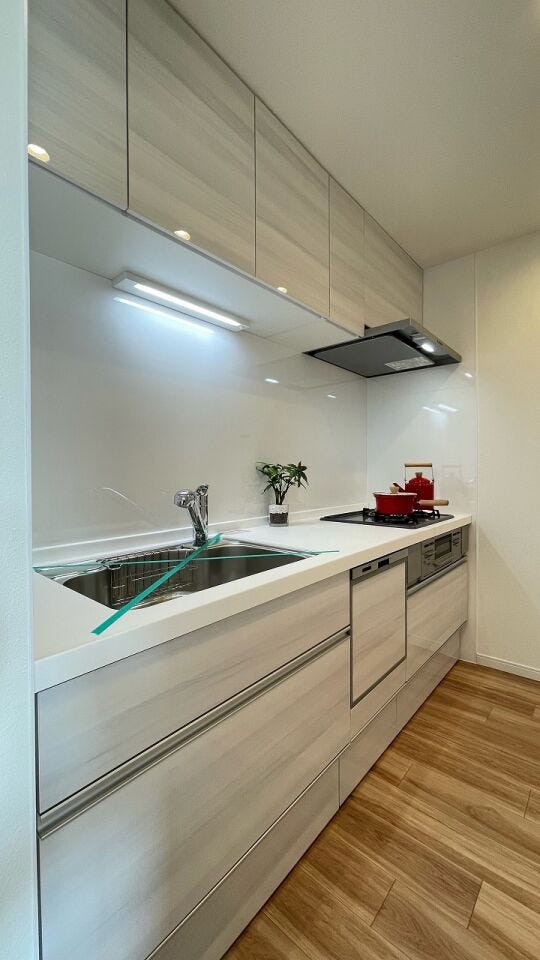 壁付けキッチンのメリットは、壁に向けて作られているので水はねや汚れの心配が少ないことです