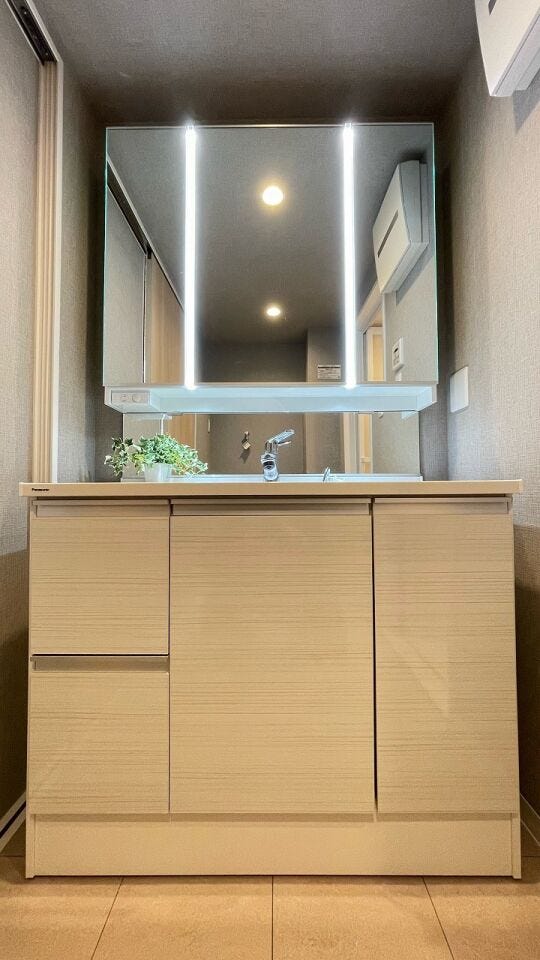 洗面台には三面鏡を採用。身だしなみを整えやすい事はもちろんですが、鏡の後ろに収納スペースを設ける事により、散らかりやすい洗面スペースをすっきりさせる事が出来ます!