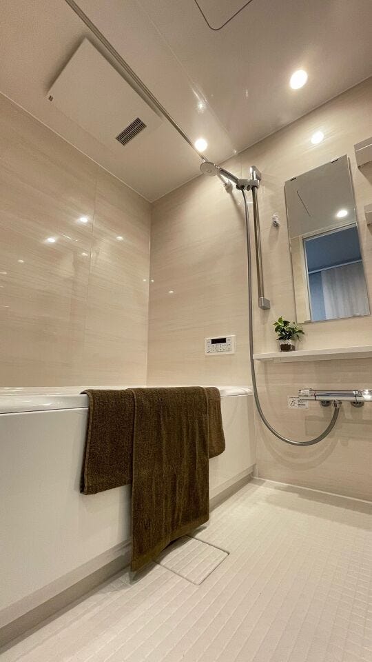 ナチュラルな木目柄のアクセントパネルをあしらったバスルームは、視覚的にも温かさを感じ、よりくつろげるお風呂時間をもたらしてくれます