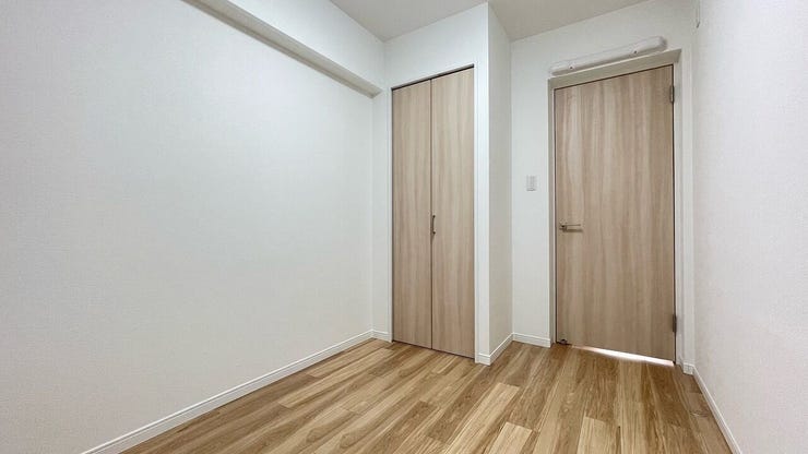 シンプルな洋室はカーテンやクロスなどとカラーを合わせると、まとまりが出てすっきりした空間になりますよ