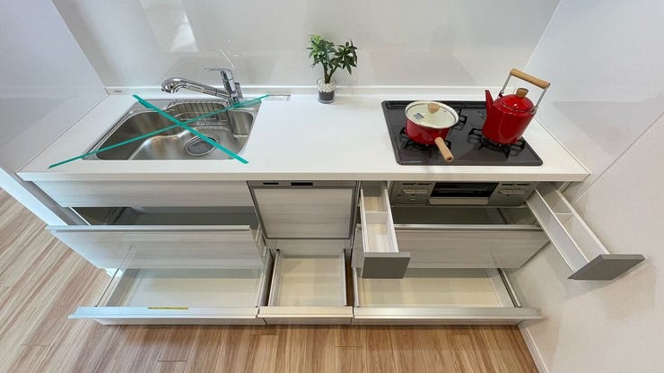 引出しを開けると、大きなストッカーが現れます。大きな鍋や調理器具をたっぷり収納できます