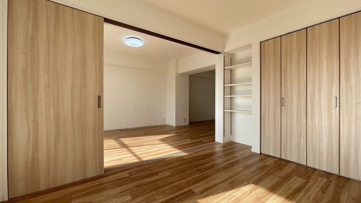 陽光差し込む南側洋室は寝室としてもぴったりです