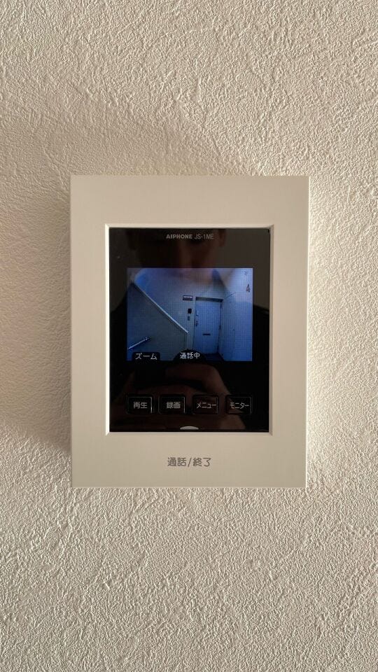 モニターフォンはお子様の留守番時にも重宝する必須防犯アイテムです。留守中に誰が訪ねてきたのかも確認できますし、在宅中も「見える安心」があります