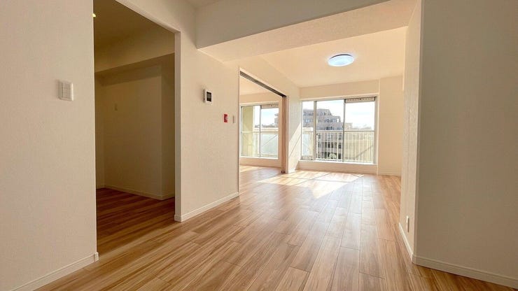 壁の少ない開けたリビングはペットと一緒に遊ぶのにもぴったりです