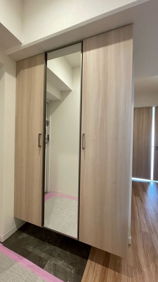 シューズボックスには鏡が付いており、お出かけ前の最終チェックができます