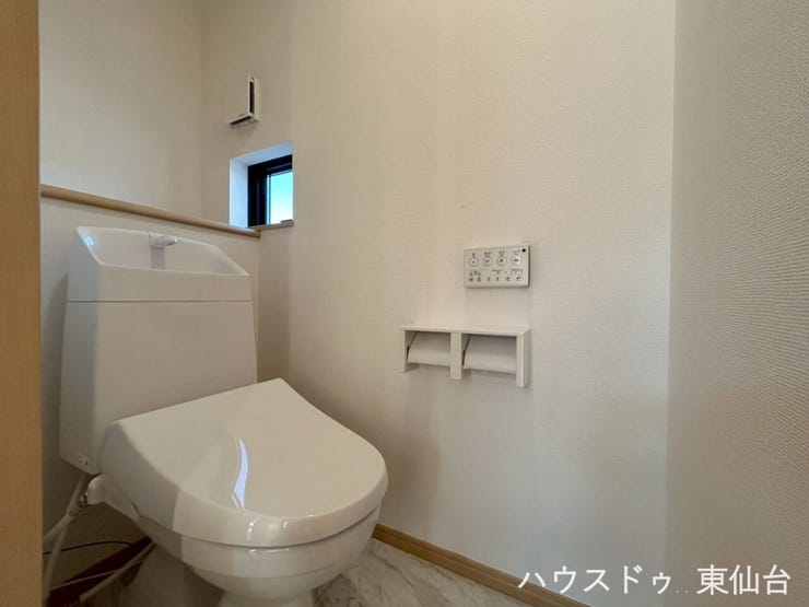 トイレはシンプルなデザインでお掃除もしやすそうです♪