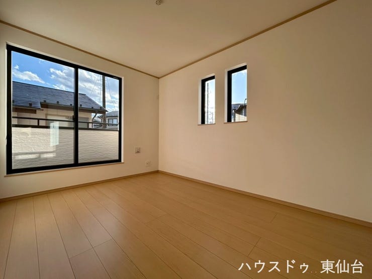 2面採光で日差したっぷりの洋室、書斎や子供部屋にピッタリです。