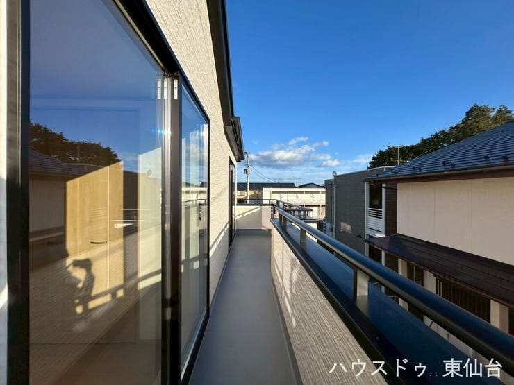 バルコニーは広々として晴れた日は洗濯物がたくさん干せそうです!